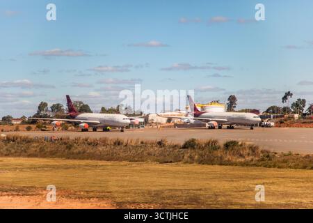 Antananarivo, Madagascar - 5 ottobre 2023: Gli aerei sono parcheggiati sulla pista dell'aeroporto regionale sotto il cielo blu. Foto Stock