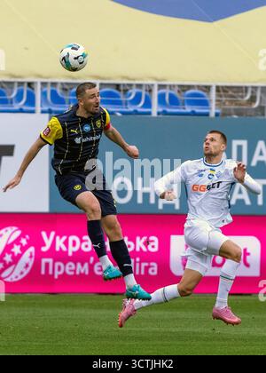 Il centrocampista Ivan Kaliuzhnyi (L) del FC Metalist 1925 Charkiv e il centrocampista Mykola Mykhailenko della Dinamo Kiev FC sono in azione durante la partita 8 della Premier League Ucraina 2025/2026 allo stadio Valeriy Lobanovskyi Dynamo Stadium di Kiev, Ucraina, il 5 ottobre 2025. La partita si concluse con un pareggio di 1-1. (Foto di Pavlo Bahmut/Ukrinform) Foto Stock