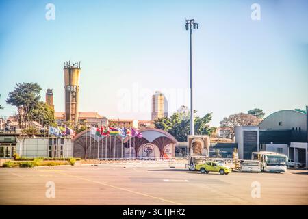 Antananarivo, Madagascar - 5 ottobre 2023: L'aeroporto di Nairobi presenta bandiere e architettura moderna in un ambiente vivace. Foto Stock