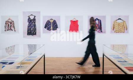 Londra, Regno Unito. 7 ottobre 2025. Personale con la serie di fotografie "Old Clothes", 2004 - presente. Joy Gregory "Catching Flies with Honey" è la prima grande mostra di rilievo dell'artista. Il suo lavoro esplora l'identità, la storia, la razza, il genere e gli ideali sociali della bellezza. Questa mostra, che si estende per quattro decenni, riunisce oltre 250 opere. Disponibile fino all'1 marzo 2026. Crediti: Imageplotter/Alamy Live News Foto Stock