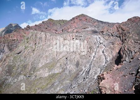 Il torrente di montagna scorre su ripide scogliere Foto Stock