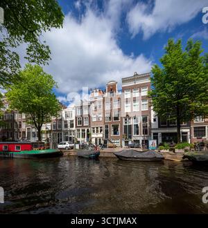 Vecchie case sui canali nel centro di Amsterdam Foto Stock