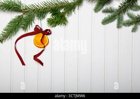 Flatlay of Christmas Garland su sfondo bianco in legno Foto Stock