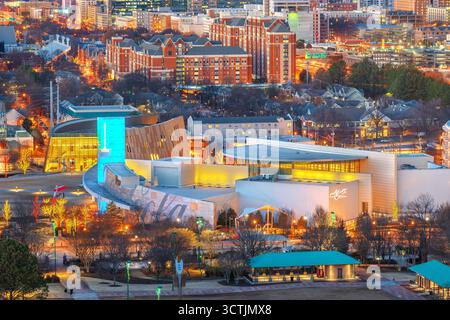ATLANTA, GEORGIA, USA - 25 GENNAIO 2018: The World of Coca-Cola con il Center for Civil & Human Rights parzialmente visibile. Inaugurato nel 1990, il museu Foto Stock