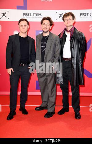Simon Schneckenburger, Nico Schrenk und Gast bei der 26. Verleihung der First Steps Awards 2025 al Theater des Westens. Berlino, 06.10.2025 *** Simon Schneckenburger, Nico Schrenk e ospite alla 26° presentazione dei First Steps Awards 2025 al Theater des Westens di Berlino, 06 10 2025 foto:Xn.xKubelkax/xFuturexImagex Steps 5035 Foto Stock