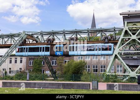 Editoriale: WUPPERTAL, RENANIA SETTENTRIONALE-VESTFALIA, GERMANIA, 3 giugno 2025 - la Wuppertal Schwebebahn arriva in stazione. È la più antica eleva elettrica Foto Stock