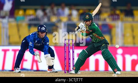 Guwahati, India. 7 ottobre 2025. Rabeya Khan del Bangladesh batte un quarto durante la partita di Coppa del mondo femminile ICC Inghilterra donne vs Bangladesh donne all'ACA Barsapara Cricket Stadium, Guwahati, Assam/ India, 7 ottobre 2025 (foto di Shubhajit Roy Karmakar/News Images) a Guwahati, India, il 7/10/2025. (Foto di Shubhajit Roy Karmakar/News Images/Sipa USA) credito: SIPA USA/Alamy Live News Foto Stock