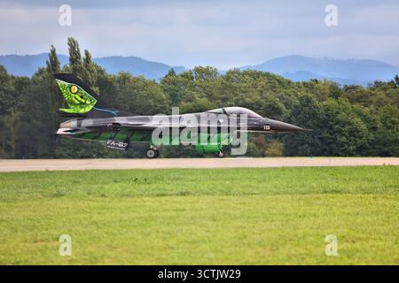 OSTRAVA, CZECHIA - 17 SETTEMBRE 2022: F-16 Fighting Falcon aerei da combattimento multiruolo dell'aeronautica belga durante lo show NATO Days in Repubblica Ceca Foto Stock