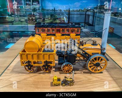 Modelli di Stephenson's Rocket and Coach, in mostra al Wonderworks, Margate, Kent Foto Stock