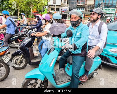 Vietnam, Hanoi, Vinfast moto taxi Foto Stock