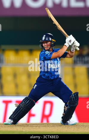 Guwahati, India. 7 ottobre 2025. Alice Capsey dell'Inghilterra batte un quattro durante la partita di Coppa del mondo femminile ICC England Women vs Bangladesh Women all'ACA Barsapara Cricket Stadium, Guwahati, Assam/ India, 7 ottobre 2025 (foto di Shubhajit Roy Karmakar/News Images) a Guwahati, India, il 7/10/2025. (Foto di Shubhajit Roy Karmakar/News Images/Sipa USA) credito: SIPA USA/Alamy Live News Foto Stock