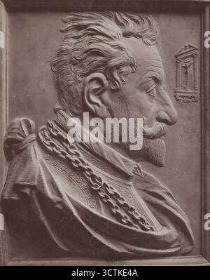 Ritratto di un dignitario del XVII secolo, (1905-1914). Bassorilievo, profilo laterale in gesso, identificato come Andrew Bobola (lo zio del santo?). Andrzej Bobola (1540-1616) fu burgravio di Krak&#xf3;W Castle e Gran Ciambellano della Corona. Fotografo e creatore sconosciuto. Foto Stock