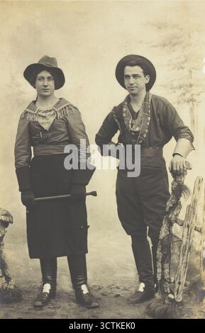 Prigionieri di guerra britannici in costumi da cowboy e cowgirl in posa in un campo di prigionia a Cottbus, (tra il 1910 e il 1919?). Foto Stock