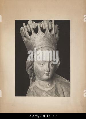 "La Beata Vergine Maria col bambino", (1925-1935). Scultura in legno policromo; dettaglio che mostra la testa coronata della Madonna. Forse medievale, con danni di guerra. Fotografo sconosciuto. Foto Stock