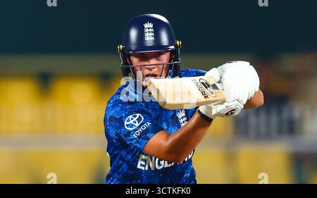 Guwahati, India. 7 ottobre 2025. Alice Capsey dell'Inghilterra batte un quattro durante la partita di Coppa del mondo femminile ICC England Women vs Bangladesh Women all'ACA Barsapara Cricket Stadium, Guwahati, Assam/ India, 7 ottobre 2025 (foto di Shubhajit Roy Karmakar/News Images) a Guwahati, India, il 7/10/2025. (Foto di Shubhajit Roy Karmakar/News Images/Sipa USA) credito: SIPA USA/Alamy Live News Foto Stock