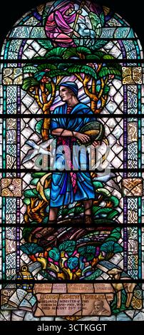 La finestra del 1948 di McLundie che commemora la vita del dottor John Agnew Findlay, Sprouston Parish Church, Roxburghshire, Scozia, Regno Unito Foto Stock