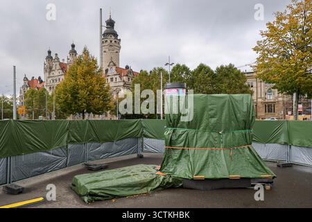7 ottobre 2025, Sassonia, Lipsia: La prima pietra per il Monumento alla libertà e all'unità, ricoperta di teloni verdi, sorge su Wilhelm-Leuschner-Platz. Per celebrare il 36° anniversario della rivoluzione pacifica, la prima pietra per il monumento per la libertà e l'unità, progettato a lungo, sarà posata su questa piazza il 9 ottobre. Un memoriale decentrato composto da 50 sculture bianche sarà costruito al costo di circa cinque milioni di euro. Il 9 ottobre 1989, almeno 70.000 persone si sono riunite a Lipsia per protestare contro il regime SED. La dimostrazione, le cui immagini sono state trasmesse alla televisione Foto Stock