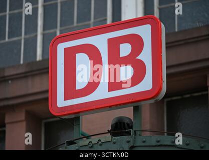 Wiesbaden, Germania. 19 settembre 2025. Un logo della Deutsche Bahn con l'iscrizione DB è appeso sopra l'ingresso della stazione principale. Credito: Michael Brandt/dpa/Alamy Live News Foto Stock