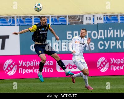 Non esclusiva: Il centrocampista Ivan Kaliuzhnyi (L) del FC Metalist 1925 Kharkiv e il centrocampista Mykola Mykhailenko della FC Dynamo Kyiv sono in azione durante il Foto Stock