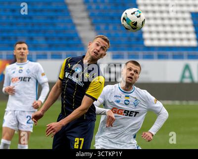 Non esclusiva: Il centrocampista Mykola Mykhailenko (R) della Dinamo Kyiv e la difensore Illia Krupskiy del Metalist 1925 Kharkiv sono in azione durante la 20 Foto Stock