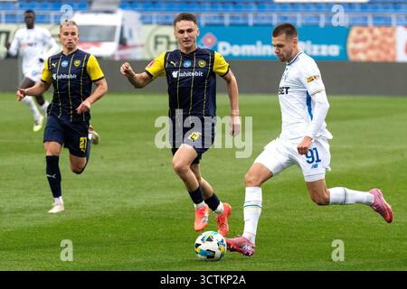 Non esclusiva: Il centrocampista Mykola Mykhailenko (R) della Dinamo Kyiv è in azione con la difensore Illia Krupskiy (L) e il centrocampista Denys Antiukh (C) della F Foto Stock