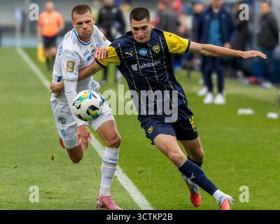 Non esclusiva: Il difensore Yevhen Pavliuk (R) del FC Metalist 1925 Kharkiv e il centrocampista Mykola Mykhailenko della FC Dynamo Kyiv sono in azione durante il 20 Foto Stock