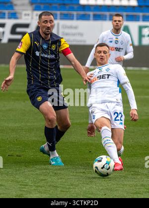 Non esclusiva: Il centrocampista Vladyslav Kabaiev (R) della Dinamo Kiev e il centrocampista Ivan Kaliuzhnyi del Metalist 1925 Kharkiv sono in azione durante la Foto Stock