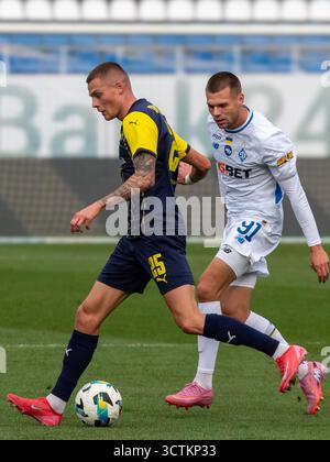 Non esclusiva: Il centrocampista Mykola Mykhailenko (R) della Dinamo Kyiv e il centrocampista Ivan Lytvynenko del Metalist 1925 Kharkiv sono in azione durante la Foto Stock