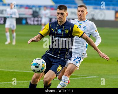 Non esclusiva: Il difensore Yevhen Pavliuk (L) del FC Metalist 1925 Kharkiv e il centrocampista Vladyslav Kabaiev della FC Dynamo Kiev sono in azione durante il 202 Foto Stock