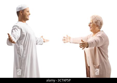 Uomo del Medio Oriente che incontra una donna anziana isolata su sfondo bianco Foto Stock