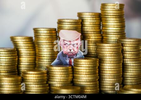 Liepaja, Lettonia - 3 ottobre 2025: Caricatura di una figura politica con pile di monete d'oro che simboleggiano ricchezza, finanza, potere e influenza economica Foto Stock