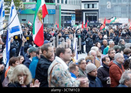 Pro-Palästina-Demo 07.10..2025 am Abend findet am zweiten Jahrestag des Hamas-Überfalls auf Israel ein Pro-Palästina-Demonstrationszug in schwarzer Kleidung mit roten Rosen mit dem Titel 77 Jahre Widerstand kein Frieden ohne Freiheit ab der Hauptwache statt. Diesen hatte das Frankfurter Ordnungsamt verboten, aber das Frankfurter Verwaltungsgericht aufgehoben. Auf der hauptwache stehen sich beide Kundgebungen gegenüber Frankfurt Main Hessen Deutschland *** manifestazione pro Palestina 07 10 2025 in serata, in occasione del secondo anniversario dell'attacco di Hamas a Israele, una manifestazione pro Palestina Foto Stock