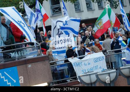 Pro-Palästina-Demo 07.10..2025 am Abend findet am zweiten Jahrestag des Hamas-Überfalls auf Israel ein Pro-Palästina-Demonstrationszug in schwarzer Kleidung mit roten Rosen mit dem Titel 77 Jahre Widerstand kein Frieden ohne Freiheit ab der Hauptwache statt. Diesen hatte das Frankfurter Ordnungsamt verboten, aber das Frankfurter Verwaltungsgericht aufgehoben. Auf der hauptwache stehen sich beide Kundgebungen gegenüber Frankfurt Main Hessen Deutschland *** manifestazione pro Palestina 07 10 2025 in serata, in occasione del secondo anniversario dell'attacco di Hamas a Israele, una manifestazione pro Palestina Foto Stock