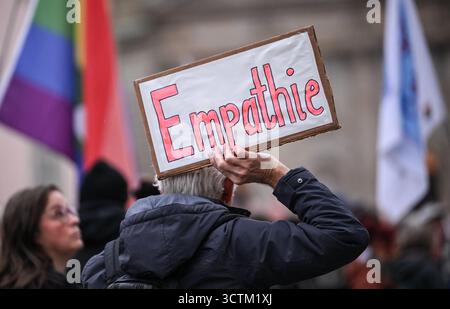 Berlino, Germania. 7 ottobre 2025. Un uomo ha un cartello con la scritta Empathy a Bebelplatz durante una veglia per celebrare il secondo anniversario dell'attacco di Hamas a Israele. Il 7 ottobre 2023, i combattenti del gruppo islamico radicale Hamas hanno attaccato Israele, uccidendo numerose persone e prendendo ostaggi nella Striscia di Gaza. Crediti: Britta Pedersen/dpa/Alamy Live News Foto Stock