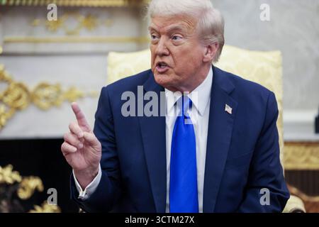 Il presidente DEGLI STATI UNITI Donald Trump incontra il primo ministro canadese Mark Carney nell'ufficio ovale della Casa Bianca a Washington, DC, USA. 7 ottobre 2025. I due dovrebbero discutere le tariffe dell'amministrazione Trump sull'acciaio, il legname e le automobili canadesi, insieme ad altri beni. Crediti: SIPA USA/Alamy Live News Foto Stock