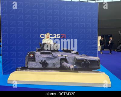 Manchester, Regno Unito. 7 ottobre 2025. Un'esposizione quasi a grandezza naturale alla conferenza del Partito Conservatore britannico mostra l'ex leader del partito e primo ministro Margaret Thatcher su un carro armato. Crediti: Christoph Meyer/dpa/Alamy Live News Foto Stock