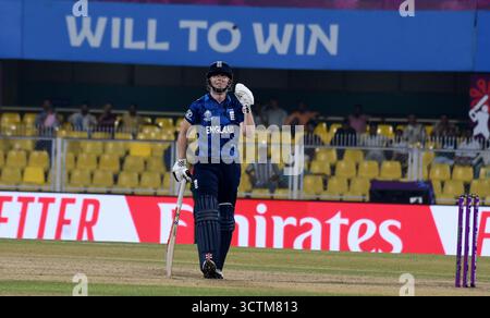 Guwahati, Guwahati, India. 7 ottobre 2025. La batter inglese Heather Knight durante la partita di Coppa del mondo di cricket femminile ICC tra Bangladesh e Inghilterra allo stadio ACA di Guwahati in India martedì 7 ottobre 2025. (Credit Image: © Dasarath Deka/ZUMA Press Wire) SOLO PER USO EDITORIALE! Non per USO commerciale! Foto Stock