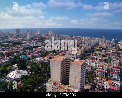 Veduta aerea, l'Avana, Cuba, lo skyline sull'oceano e la citta' attraverso il porto Foto Stock