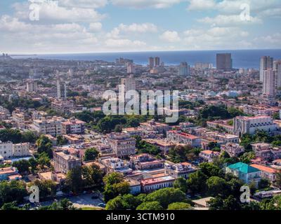 Veduta aerea, l'Avana, Cuba, lo skyline sull'oceano e la citta' attraverso il porto Foto Stock