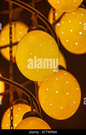 design degli interni con paralume di uova di struzzo illuminate, pareti in legno tradizionali africane Foto Stock