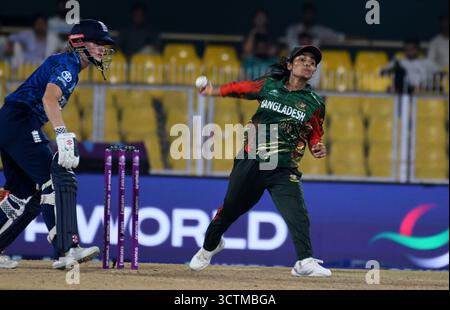Guwahati, Guwahati, India. 7 ottobre 2025. Bangladesh Rabeya Khan bowling durante la partita della Coppa del mondo di cricket femminile ICC tra Bangladesh e Inghilterra allo stadio ACA di Guwahati India martedì 7 ottobre 2025. (Credit Image: © Dasarath Deka/ZUMA Press Wire) SOLO PER USO EDITORIALE! Non per USO commerciale! Foto Stock