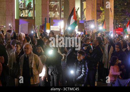 Pro-Palästina-Demo 07.10..2025 am Abend findet am zweiten Jahrestag des Hamas-Überfalls auf Israel ein Pro-Palästina-Demonstrationszug in schwarzer Kleidung mit roten Rosen mit dem Titel 77 Jahre Widerstand kein Frieden ohne Freiheit ab der Hauptwache statt. Diesen hatte das Frankfurter Ordnungsamt verboten, aber das Frankfurter Verwaltungsgericht aufgehoben hier mit Handylichter Frankfurt Main Hessen Deutschland *** manifestazione pro Palestina 07 10 2025 la sera, in occasione del secondo anniversario dell'attacco di Hamas a Israele, una manifestazione pro Palestina in abiti neri con rose rosse Foto Stock