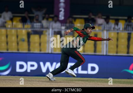 Guwahati, Guwahati, India. 7 ottobre 2025. Bangladesh Rabeya Khan in azione durante la partita della Coppa del mondo di cricket femminile ICC tra Bangladesh e Inghilterra allo stadio ACA di Guwahati in India martedì 7 ottobre 2025. (Credit Image: © Dasarath Deka/ZUMA Press Wire) SOLO PER USO EDITORIALE! Non per USO commerciale! Foto Stock