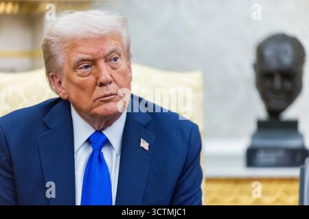 Il presidente degli Stati Uniti Donald J Trump incontra il primo ministro canadese Mark Carney nell'ufficio ovale della Casa Bianca a Washington, DC, USA, il 7 ottobre 2025. I due dovrebbero discutere le tariffe dell'amministrazione Trump sull'acciaio, il legname e le automobili canadesi, insieme ad altri beni. Credito: Shawn Thew/Pool via CNP /MediaPunch Foto Stock