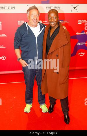 Verleihung der First Steps Awards a Berlino Berlino, 06.10.2025 Nico Hofmann und Florence Kasumba bei der Verleihung der First Steps Awards iim Theater des Westens a Berlino *** cerimonia di premiazione First Steps a Berlino Berlino Berlino, 06 10 2025 Nico Hofmann e Florence Kasumba alla cerimonia di premiazione First Steps al Theater des Westens di Berlino Copyright: xMatthiasxGränzdörferx Foto Stock