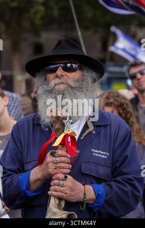 Londra, Regno Unito. 5 ottobre 2025. Membro della comunità ebraica durante un evento commemorativo a Trafalgar Square, Londra, in occasione del secondo anniversario degli attentati del 7 ottobre contro Israele e dell'attacco delle ultime settimane a Manchester. (Immagine di credito: © Steve Taylor/SOPA Images via ZUMA Press Wire) SOLO PER USO EDITORIALE! Non per USO commerciale! Foto Stock