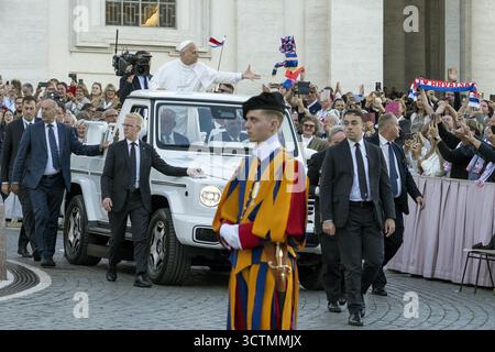 Vaticano, Vaticano. 7 ottobre 2025. **NO LIBRI** Italia, Roma, Vaticano, 2025/10/7 Papa Leone XIV accoglie i pellegrini dalla Croazia in Piazza San Pietro in Vaticano Fotografia di ALESSIA GIULIANI / Catholic Press Photo Credit: Independent Photo Agency/Alamy Live News Foto Stock