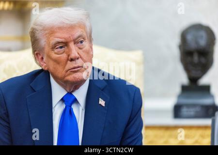 Washington, DC, USA. 7 ottobre 2025. Il presidente degli Stati Uniti Donald J Trump incontra il primo ministro canadese Mark Carney nell'ufficio ovale della Casa Bianca a Washington, DC, USA, il 7 ottobre 2025. Si prevede che i due discutano delle tariffe di Trump administrations su acciaio, legname e automobili canadesi, insieme ad altre merci. Credito: Shawn Thew/Pool tramite CNP/dpa/Alamy Live News Foto Stock