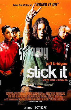 Stick IT (2006) diretto da Jessica Bendinger e interpretato da Missy Peregrym, Jeff Bridges e Vanessa Lengies. Una ginnasta ribelle torna a gareggiare in questa energica commedia sportiva per adolescenti. Fotografia di un poster originale del 2006 USA a un foglio SOLO PER USO EDITORIALE. Crediti: Immagini BFA / Touchstone Foto Stock