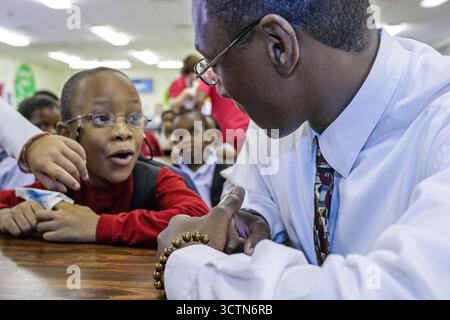 Miami Florida,Little Haiti,Little River Water Elementary,Red Ribbon Week,programmi antidroga e assemblee,non violence Project USA speaker,Student st Foto Stock